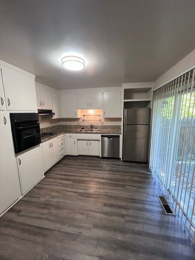 Building Photo - UPDATED 2 BEDROOM, TWO STORY DUPLEX!!