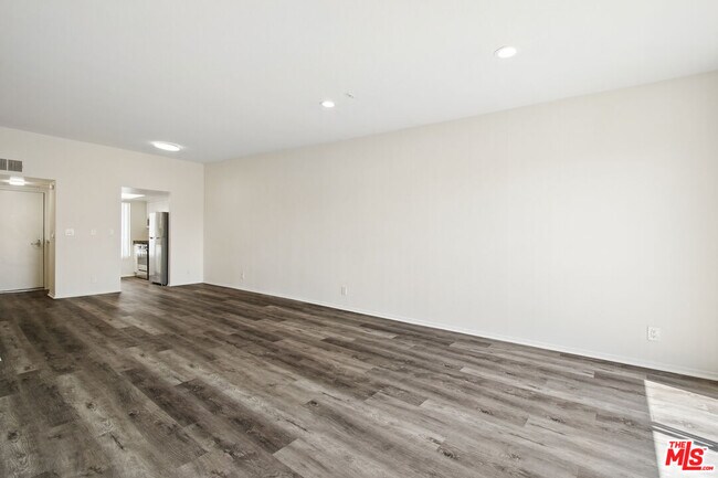 Foto del edificio - 870 S Crenshaw Blvd