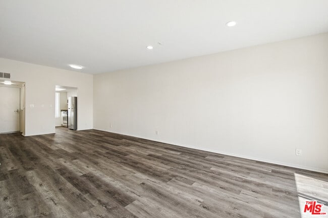 Building Photo - 870 S Crenshaw Blvd