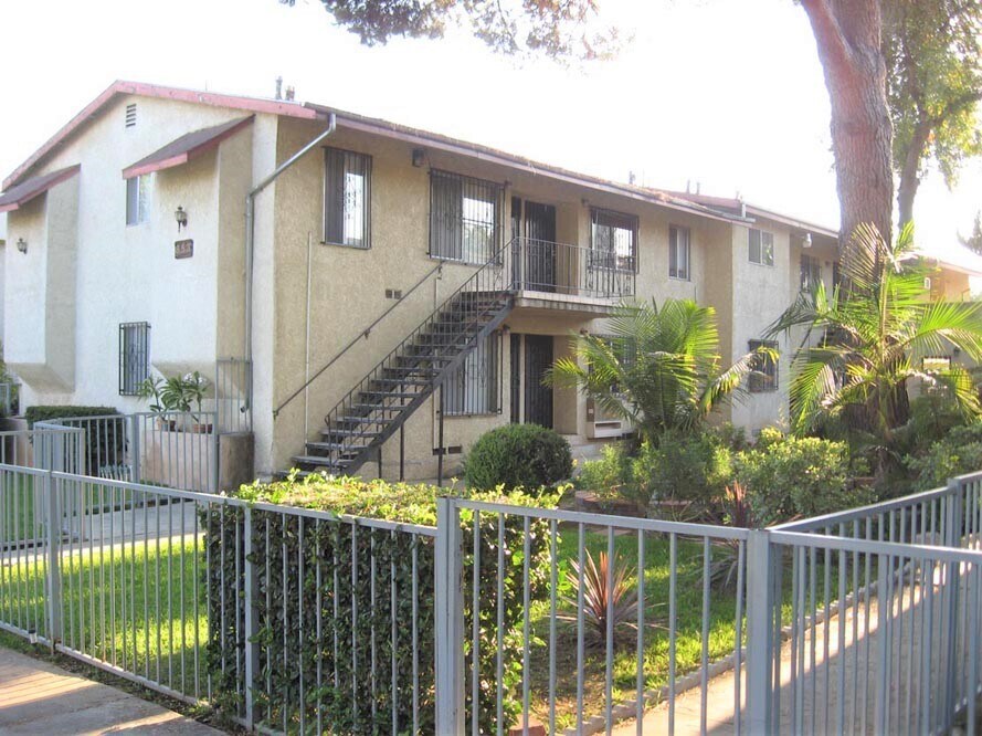 Foto principal - 853-861 N Raymond Ave