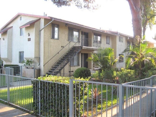 Foto del edificio - 853-861 N Raymond Ave