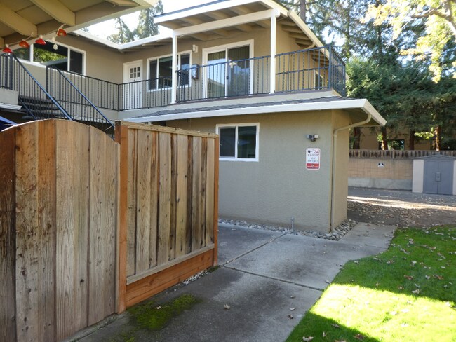 Building Photo - 395 Bellerose Dr
