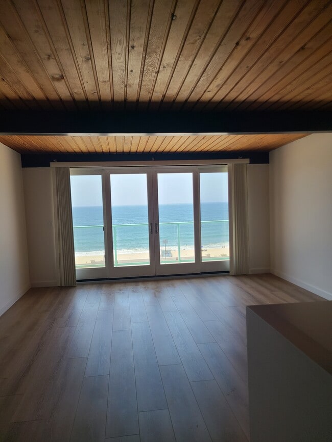 Living Room view to balcony and ocean - 1616 Esplanade