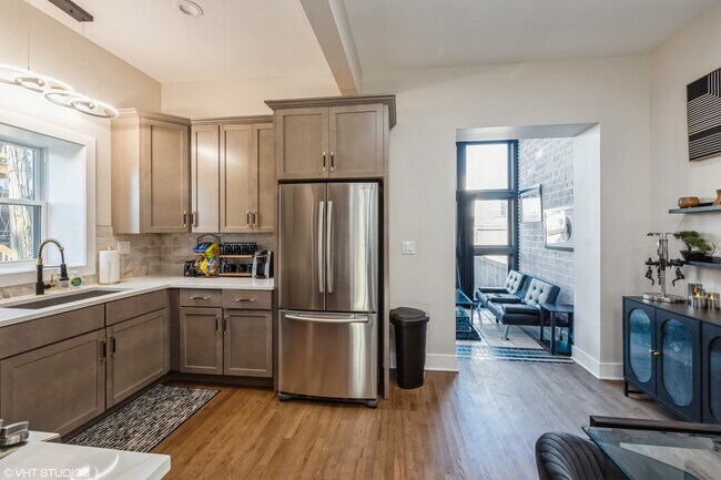 Foto del edificio - 2452 W Lexington St