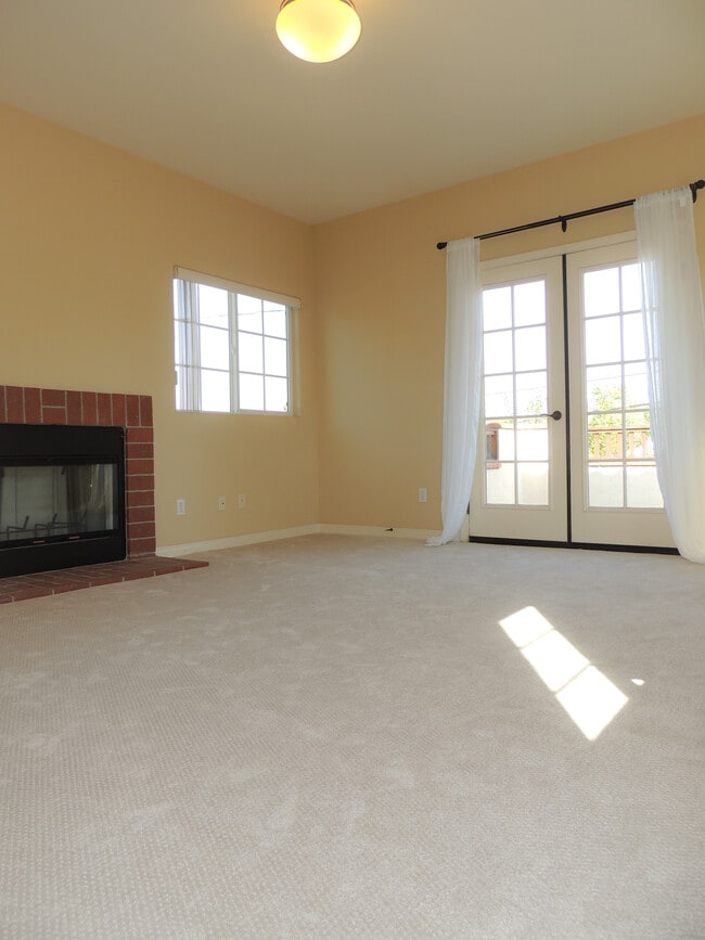 Building Photo - 1205 Huntington Dr