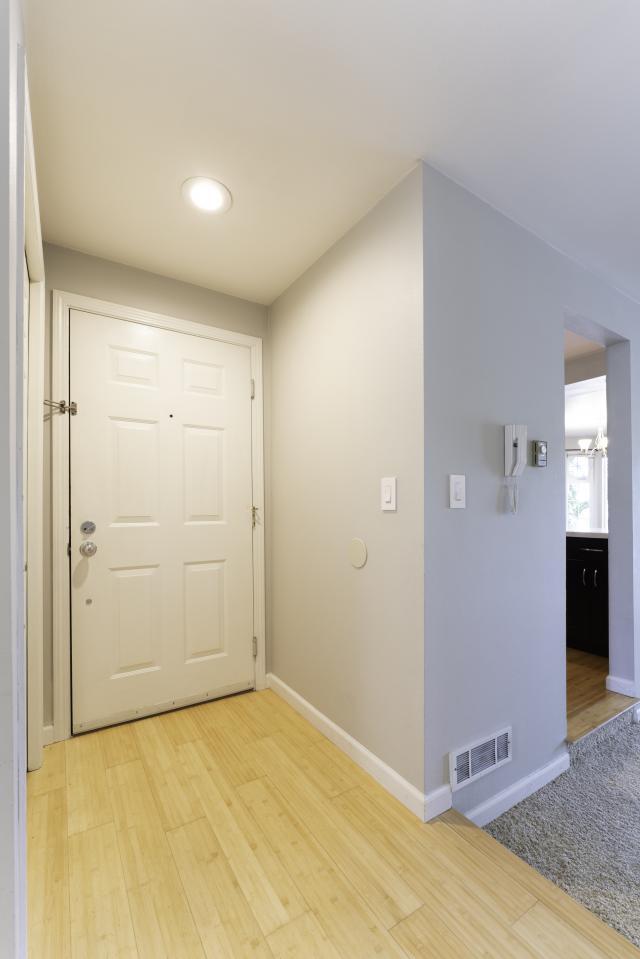 Building Photo - 2 bedroom in Bellevue WA 98006