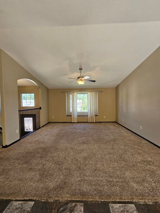 Foto del edificio - 4 BEDROOM | 3 BATH | TOWNHOME | GARAGE | WEST SIDE