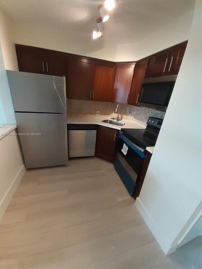 Foto del edificio - 1520 NE 56th St