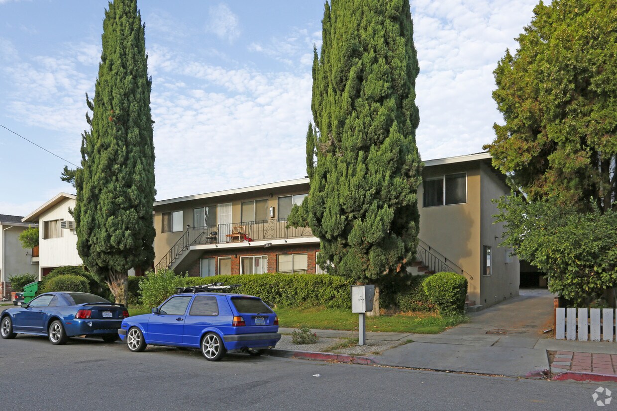Building Photo - 913 Delbert Way