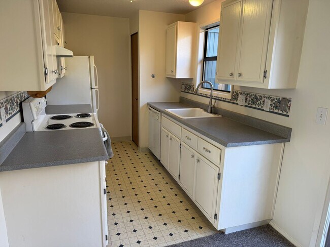 Foto del edificio - $500 off 1st Rent - Spacious 3 bedroom, 1.5 bathroom Townhouse, Lush Greenspace