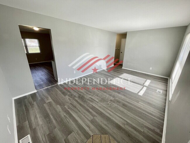 Foto del edificio - 136 Rogers Dr