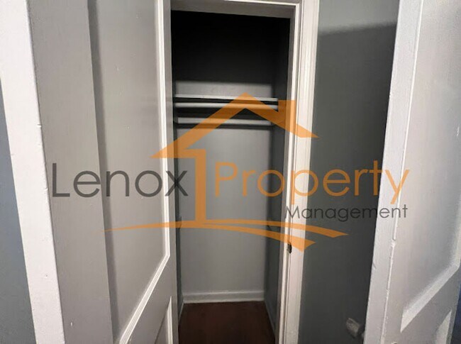 Foto del edificio - 4 Bedroom Home In Eastpointe
