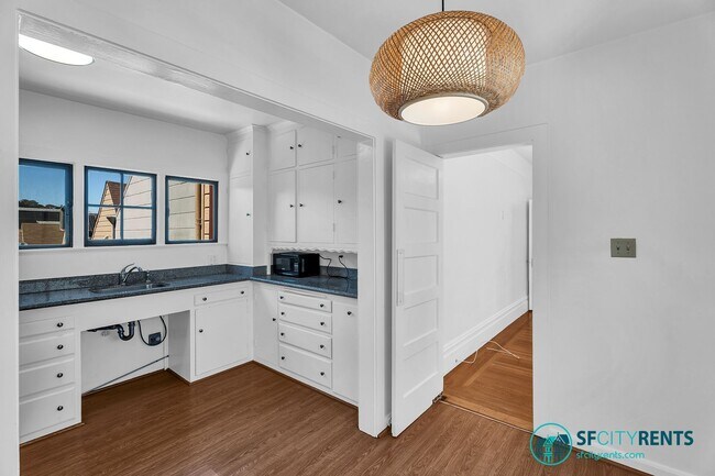 Foto del edificio - Castro/Eureka Valley: Top Floor Flat w/ in-unit W/D & Shared Yard