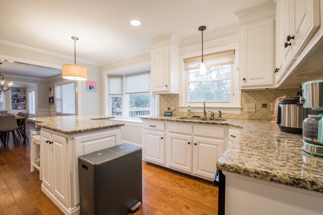 Building Photo - 1301 Kingsbrook Rd