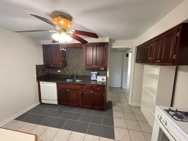 Foto del edificio - 5753 W Lawrence Ave