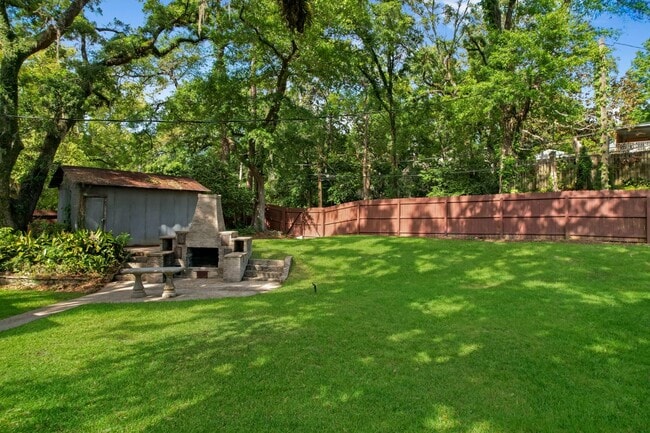 Building Photo - 1647 Lake Ella Dr