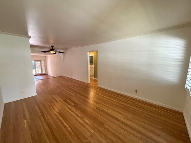 Building Photo - 2 Bedroom home located in Long Beach now available!