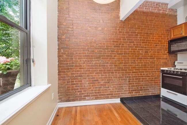 Building Photo - 76 W 85th St