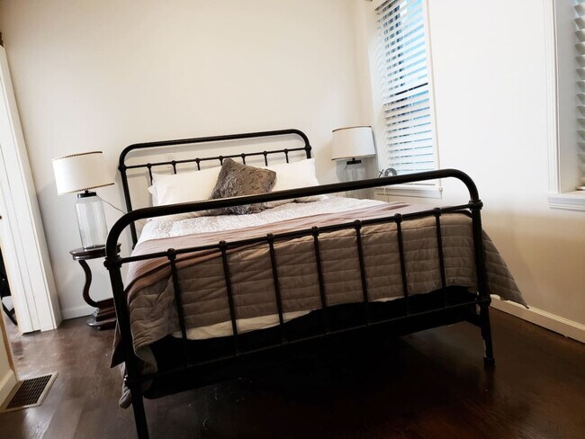 Building Photo - 204 Magnolia St