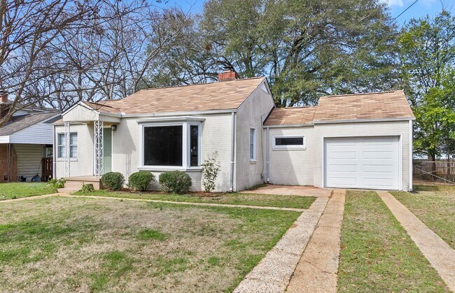 Building Photo - 3 Bed 2 Bath Home! Available Now!