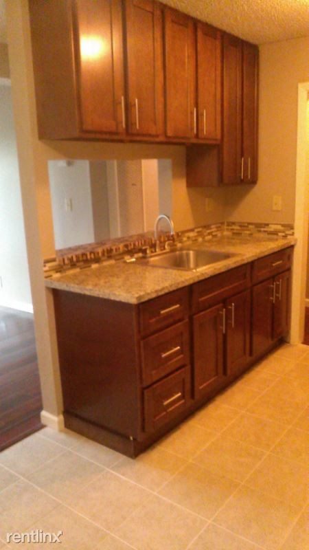 Building Photo - 2 br, 1 bath Apartment - 255 MacArthur Blvd