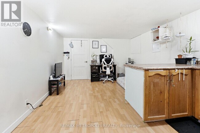 Building Photo - 312 Palmerston Ave