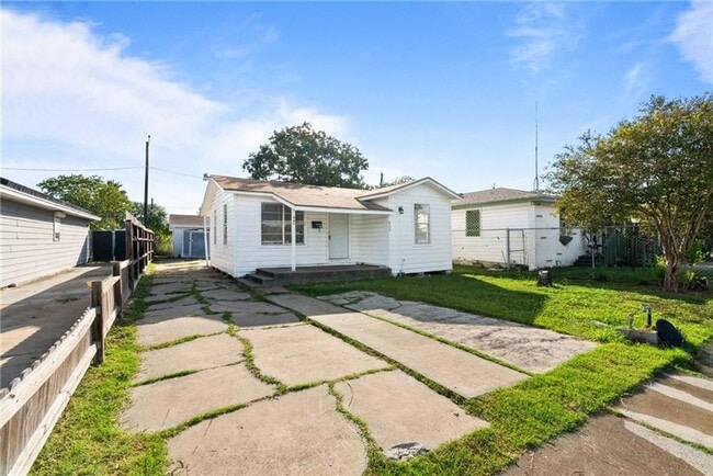 Building Photo - TWO BEDROOM ONE BATH UP FRONT WITH BACK APARTMENT