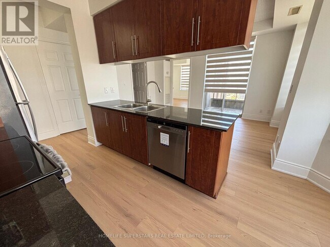 Photo du bâtiment - 310-2310 Burnhamthorpe Rd W