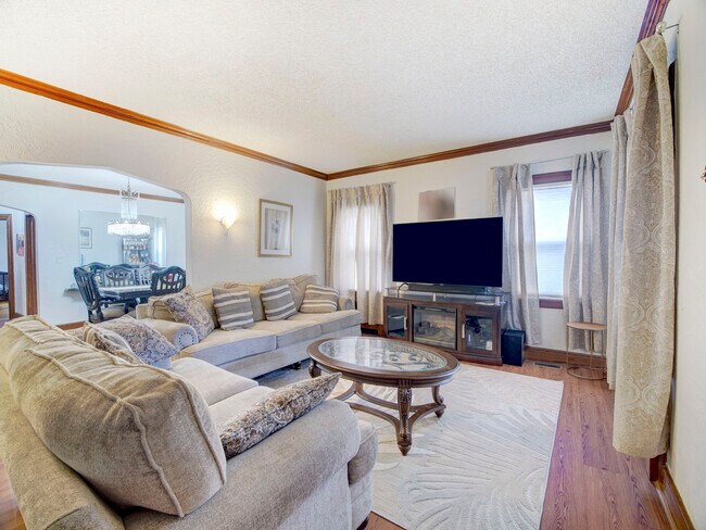 Living room - 1131 S Long Ave