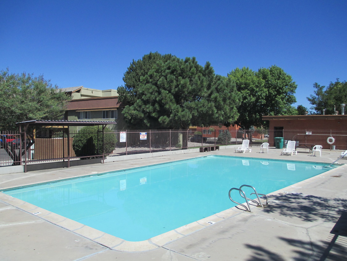 Piscina refrescante - Sun Pointe Park Apartments