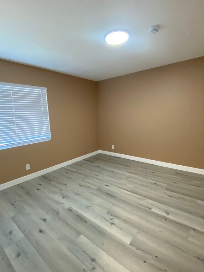 Building Photo - NEWLY RENOVATED 1 BEDROOM/1 BATH!
