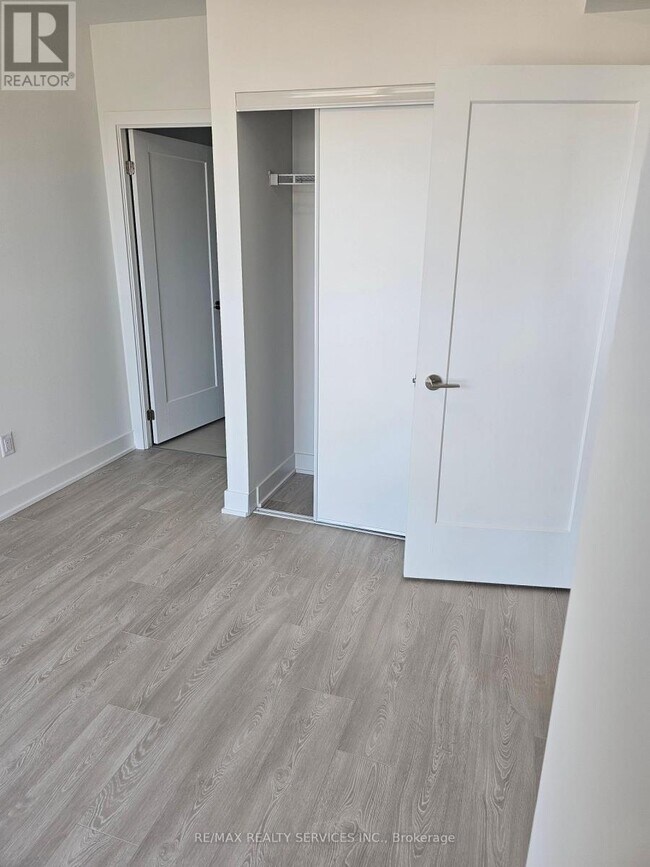 Photo du bâtiment - 2545-2545 Simcoe St N