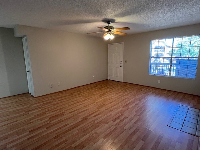 Foto del edificio - 465 Forestway Cir
