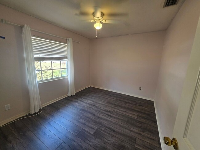 Building Photo - Spacious 5 Bedroom Home with Pool in Crystal Lake Homesites