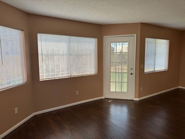 Building Photo - Move in Ready - Spacious 3 bed 2 bath Upda...