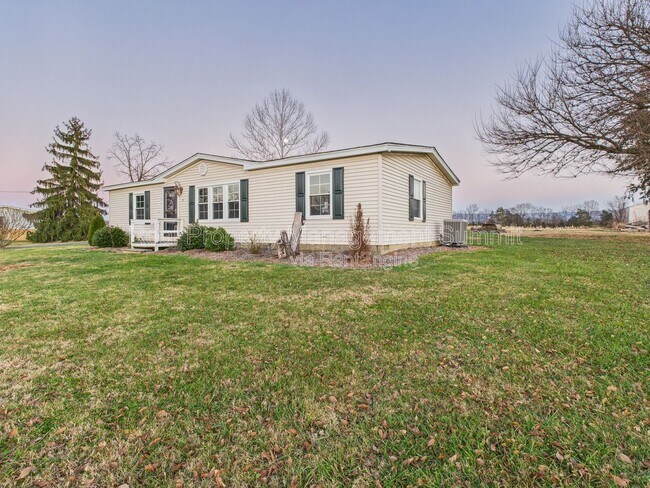 Building Photo - 15 Hayfield Ln