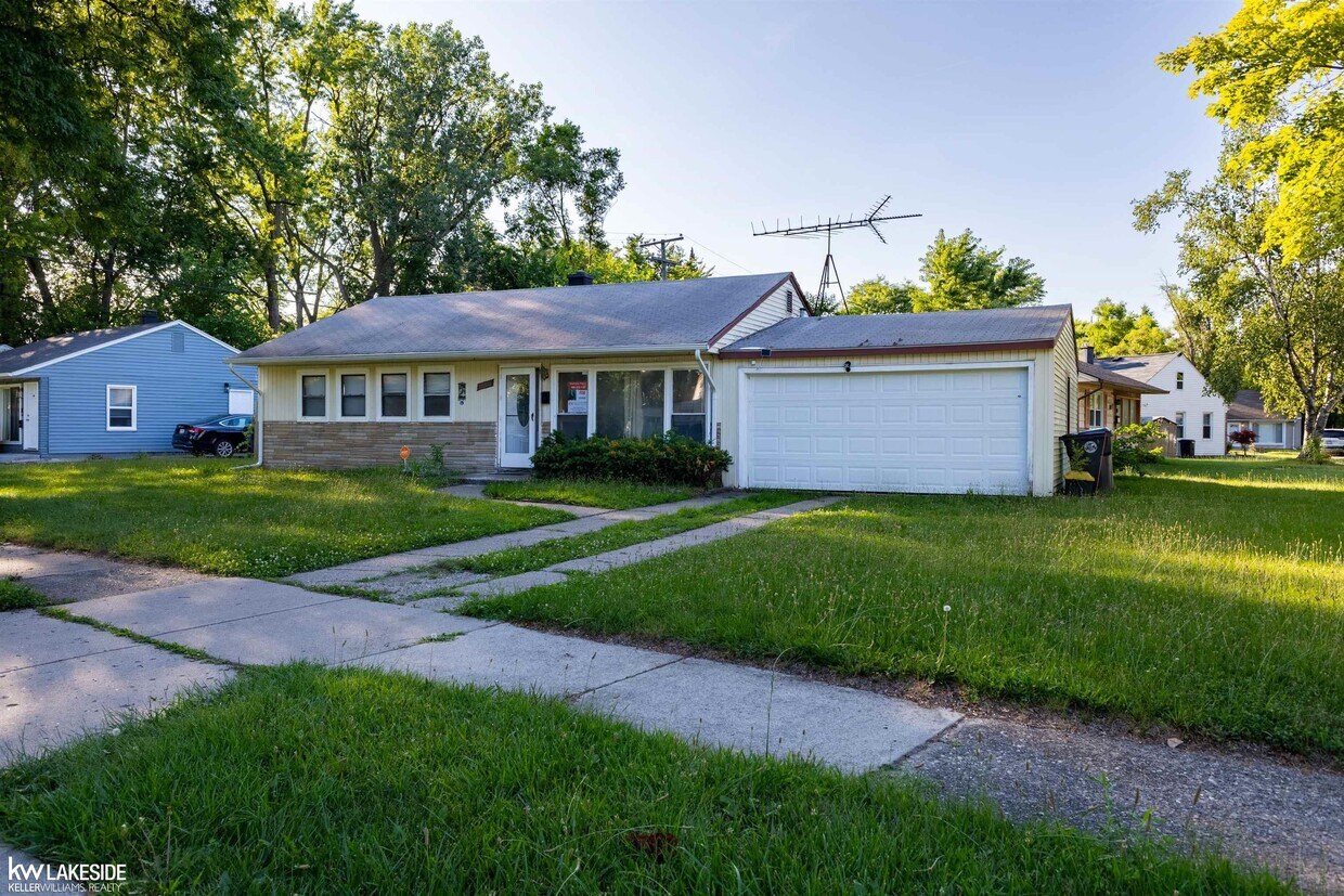 Foto principal - 10300 Saratoga St
