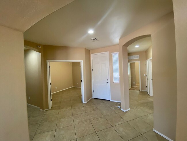 Building Photo - Luxe Living in Laveen!