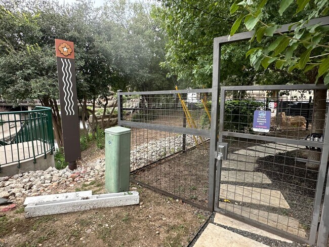 Foto del edificio - Townhome in Downtown San Antonio, next to The Pearl and the Newell St. Riverwalk Entrance