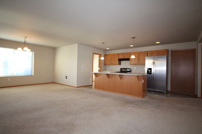Foto del edificio - Experience Serene Living in the Gated Comm...
