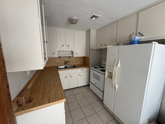 Foto del edificio - 3 bed 1 bath 2 car, indoor laundry and new...