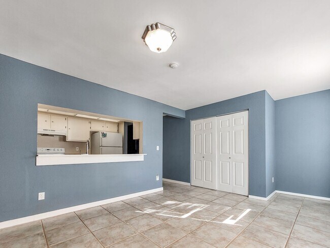 Foto del edificio - Bright End-Unit Townhome Across from Edmon...