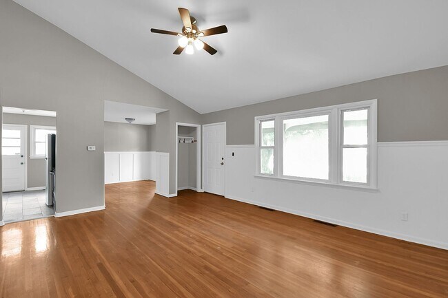 Building Photo - Stunning 3 Bedroom 1.5 Bath Ready for You ...