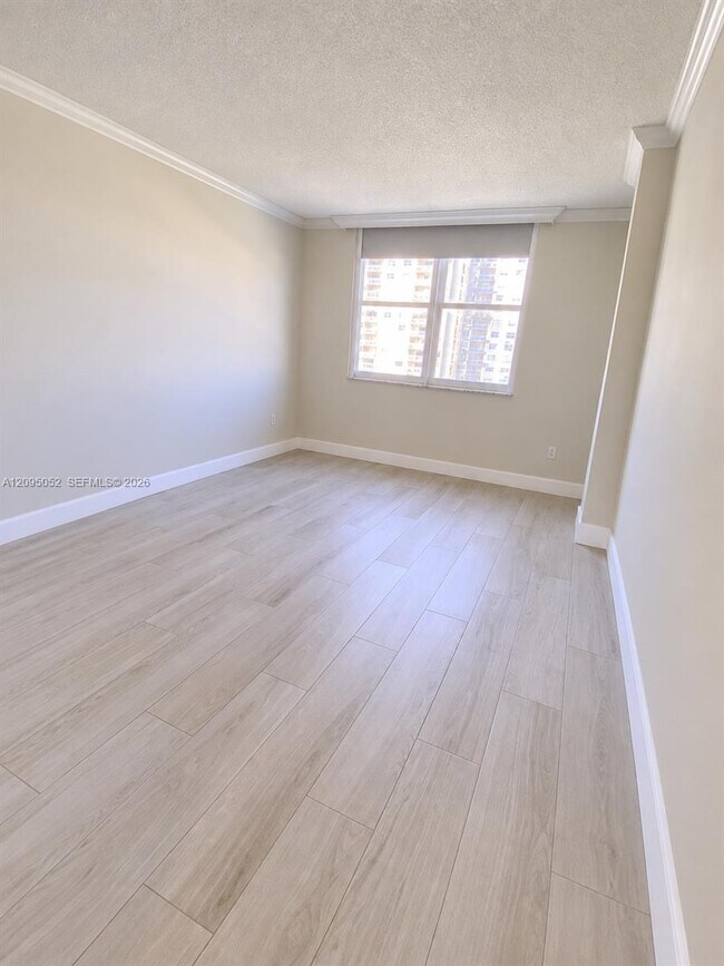Building Photo - 500 Bayview Dr