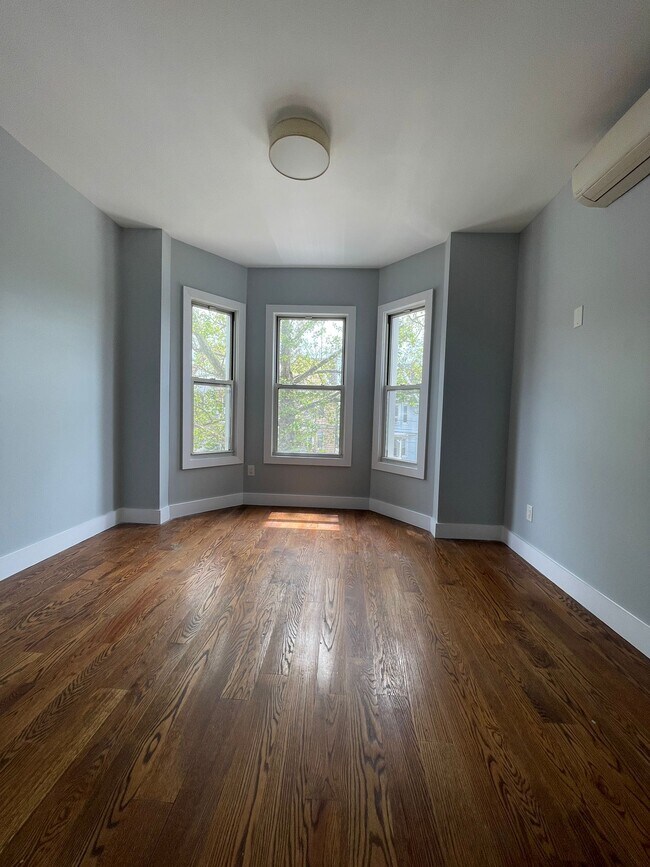 112 Duncan Ave 2R - 115 Duncan Ave