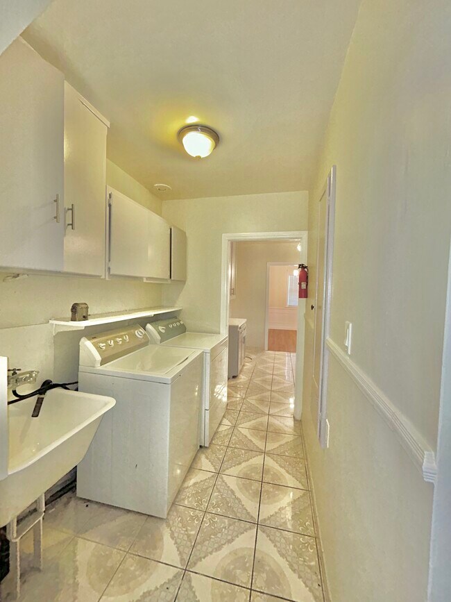 Lavadora/secadora incluida - 2725 W 81st St