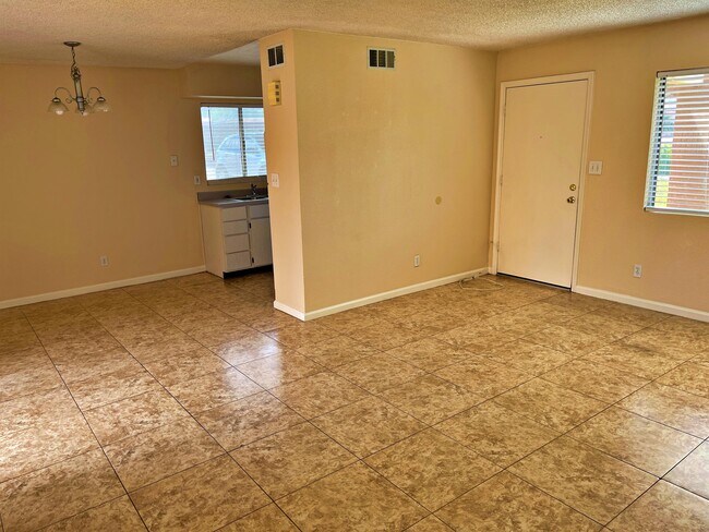 Building Photo - 910 S Acorn Ave