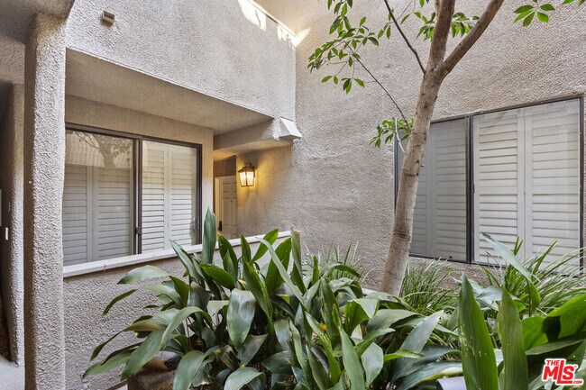 Foto del edificio - 8455 Fountain Ave