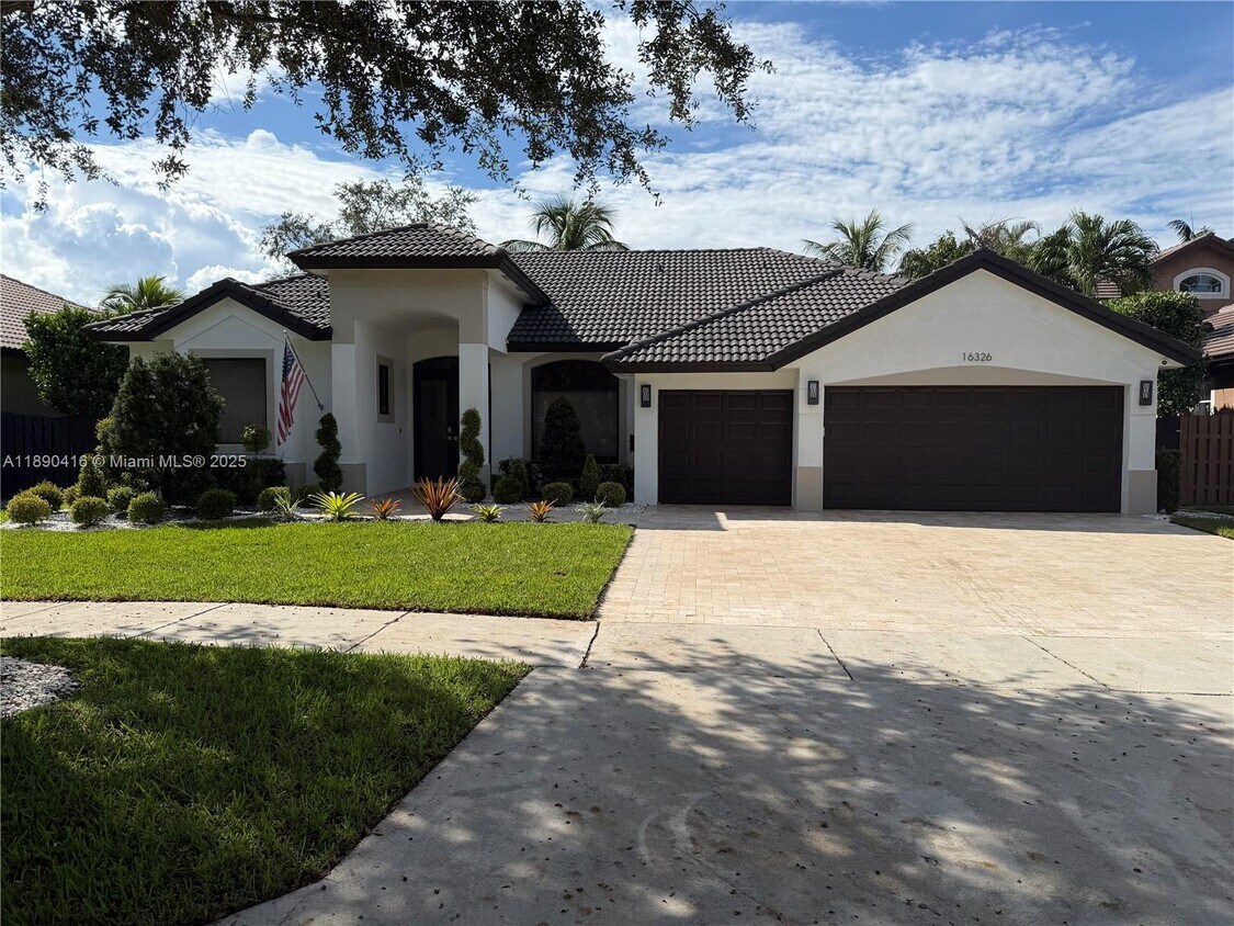 Foto principal - 16326 Mariposa Cir N