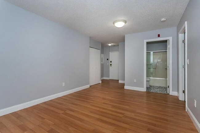Foto del edificio - Newly painted 1Bed 1bath